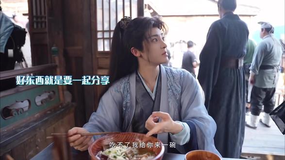 《逍遥》真太让人上头了(理解大丽),放假第一时间先来碗虾爆鳝浇头面,就着再看遍第九集🤭#逍遥 #侯明昊 #红烨 #美食 #吃面