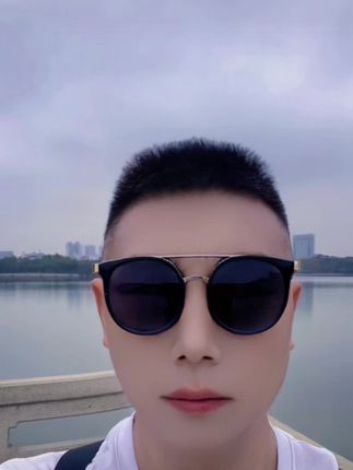男人低头是种勇气,抬头需要勇气,活得要有骨气…