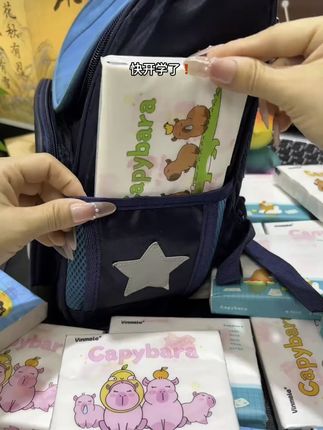 快开学了!给孩子带这个卡皮巴拉的小方巾去学校用!可可爱爱的图案,有哪个孩子忍得住啊! 带去学校同学们都羡慕的不得了!#卡通抽纸#卡皮巴拉#超便宜超划算#我可真会买#开学季06