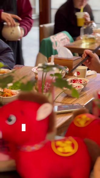 一盘口口爆汁的热饺子,几叠小吃,一杯微醺
不用应酬,不用假装开心
在济南这家有温度的饺子店,只管好好吃饭,好好放松。#抖音美食推荐官 #济南探店日记 #餐饮人 #餐饮加盟