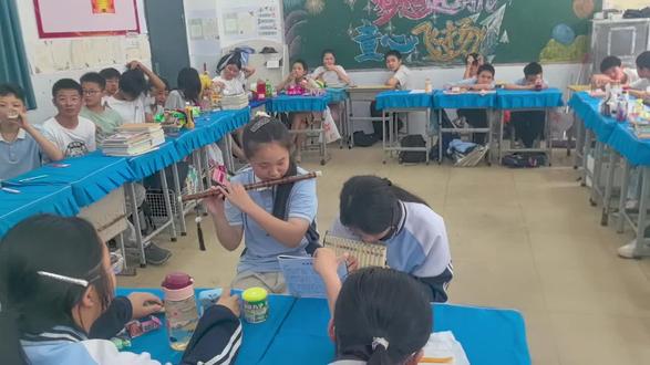 #六一儿童节班级活动 #教室里的欢乐时光 宝藏女孩,又给了我一个惊喜。我们班可爱的孩子多才多艺呀!