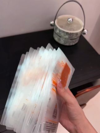 你要是跟我一样戒不掉熬夜,脸色暗沉发黄的!赶紧来薅童颜级的vc面膜,用一次就会爱上了!#熬夜必备 #面膜 #去黄提亮 #超便宜超划算