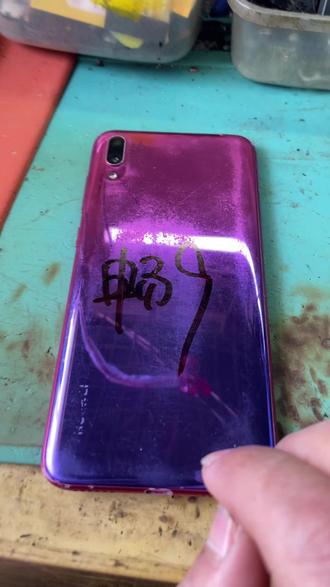 手机上面的记号笔怎么快速擦除,快速去掉,清理干净,很简单,用我们平常用的工业酒精很容易去掉#记号笔清理 #记号笔如何擦掉 #记号笔清除小妙招