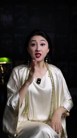 紧急通知!你手机里 “储存空间不足” 的弹窗,明年身价要暴涨! 小米大佬预警:内存芯片涨价压力持续到 2027 年! 这不是厂商黑心,而是数字生活正在经历基础资源大通胀! AI 烧光全球高端芯片产能,手机电脑从 “甲方爸爸” 降级成资源争夺战三等公民! 两个关键信号 + 3 个黄金身份,帮你抓住这场变革的机会: ✅ 两个信号要记死:消费电子涨价是必然!手机两极分化,侧端 AI 款贵得理直气壮,隔代换机策略该重算! ✅ 三种身份最值钱:①行业黑话翻译官:把芯片荒翻译成 “学区房逻辑”,人人秒懂;②焦虑情绪消防员:教实用派清内存、教投资派选公司,不贩卖焦虑只给方案;③时代趋势领航员:提前布局个人表达,抓住下一个时代红利! 每一次行业动荡,都是普通人崛起的跳板! 关注 @范玥婷Tina-商业版 ,在技术变革里把阅历变成影响力,让世界看到你的故事 #内存芯片 #消费电子 #AI算力 #手机涨价 #芯片荒