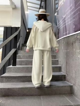 快给你家的小公主安排一套这样的女童运动服吧!它是专为儿童设计的套装,不仅穿着好看,还非常的舒适得体,而且它的面料也是超级舒服的材质哦,宝贝穿上身肯定很喜欢。这套衣服是休闲风格的,上身效果很好看,赶快点击下方链接购买吧!