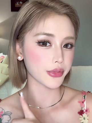 显嫩显白得#五花肉腮红,自带细闪,独特包装,不易撞款。使用刷子涂抹,烤粉烘焙工艺,粉质细腻不易脱妆#腮红推荐#新款分享