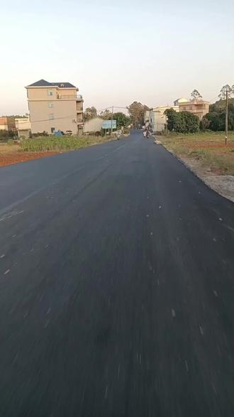 原来遇见真的有两个名字,一个叫缘分,一个叫劫数。如果你不曾出现我还是原来那个我,虽然孤独但并不孤单。你来时携风带雨走时乱了四季,我久病难医。红豆有毒却代表相思,后来才知相思入骨再无药可治。不主动怕失去你,太主动怕自作多情,伸手怕犯错,缩手怕错过,多一点怕打扰,少一点又怕遗憾。我想见你,但我清楚的知道,只有你想见我的时候见面才有意义。