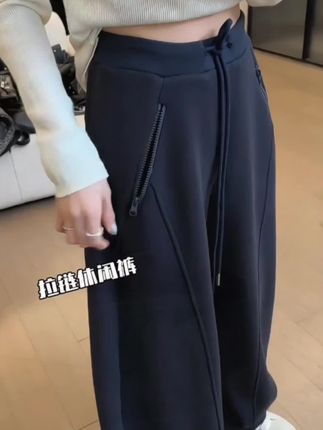 宝子们!这款裤子绝了!版型超赞,宽松又显瘦,垂感特别好,走路带风,轻松打造慵懒高级感~#和周也学秋日穿搭保暖造型 #通勤穿搭如何摆脱土气感 #挑战和闺蜜互买穿搭 #早秋穿搭公式来了 #高级感穿搭