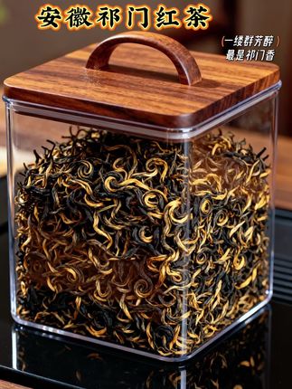品味祁门红茶香螺,邂逅时光雅韵。在红茶的馥郁天地中,祁门红茶香螺宛如一段悠扬的岁月诗篇。它源自安徽祁门,峰峦与云雾相拥,清泉共沃土滋养,孕育出独一无二的风味。 精选鲜嫩芽叶,经传统工艺悉心揉捻成螺。干茶乌润中透着金毫,蜷曲似螺,精巧别致。凑近细闻,甜香幽微,似山林间隐匿的芬芳。 以热水冲泡,瞬间,“祁门香”四溢,花果香与蜜香交织,如梦如幻。轻抿一口,茶汤醇厚,滋味鲜爽。入口时,醇厚之感率先绽放,继而香甜在舌尖散开,回甘悠长,恰似漫步在祁门的悠悠茶园,沉醉于这一杯香茗带来的美妙时光。#祁门红茶#茶生活 #茶叶 #好货 #匠心制作