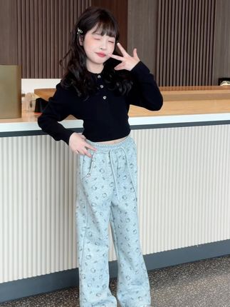 #女童裤子 #潮童穿搭  #怎么穿都好看  谁能拒绝这种满印小图案的灰色休闲裤啊~宽松版型贼遮肉,随便搭件简单上衣就很有氛围感,日常逛店、街头瞎晃都适配,舒适度和可爱度双双在线,属于是穿上就不想脱系列~