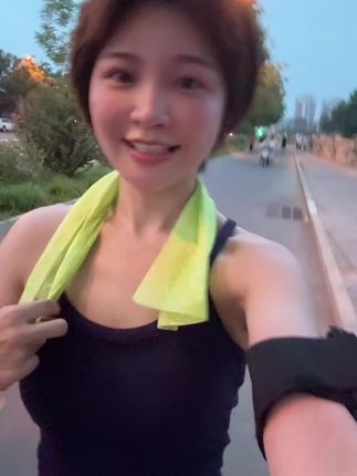 夏天怕热的姐妹们一定要试试这个德佑家的冷感毛巾,它真的比普通毛巾要凉快多了,而且还是这种超大的一张,摸起来也是润润的,冰冰凉凉的感觉,就像把空调戴在身上一样,这个夏天都不用担心会热了!#运动流汗 #运动 #冰感毛巾 #德佑冰感毛巾