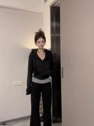 加绒加厚套装慵懒连帽长袖卫衣外套女秋冬修身撞色微喇叭裤两件套#喇叭裤#套装#秋冬穿搭#显瘦#卫衣外套