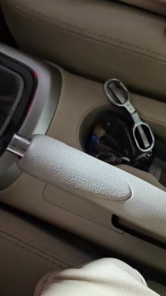 #汽车保养与维修 #修车小伙 长安逸动手刹如何调整