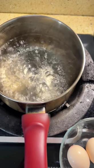 跟着蛋神煮9分12秒鸡蛋(失败版)
是哪一步出了问题? #蛋神 #9分12秒鸡蛋 #煮鸡蛋 #溏心蛋 #鸡蛋的神仙吃法