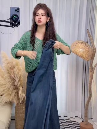 #谁穿谁好看#穿出自己的风格 #穿出高级感 #穿出自信穿出美丽 #高腰微喇叭牛仔裤女2025秋季网红爆款新款弹力宽松直筒显瘦潮穿搭