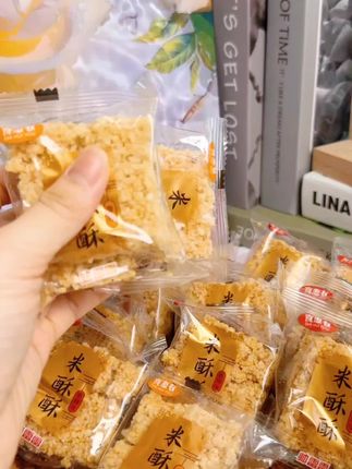 手工小米大米酥锅巴,网红零食爆款。香辣、原味随心享,整箱批发享美味,开启休闲小吃新体验。#米酥锅巴 #香辣口感 #休闲必备 #批发整箱需要大声安利的烟火气美食 #太好吃了