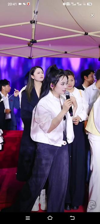 拐了,磊哥和女粉唱歌被老婆逮到了@阿朱💋(金朱传媒)228 @花小磊&苏杨洁5月19·20号订婚仪式 @苏杨洁 #节目效果纯属娱乐 #走进去就出不来的直播间 #直播录屏分享