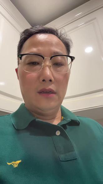 张雪机车 张雪机车!夺取第五冠!刚刚结束的WSBK捷克站第二回合,53号德比斯杆位发车!曾一度被两人超越,掉到第三。一般人这时候就慌了!第七圈,德比斯直接杀回来!你以为稳了?最后一圈,又被雅马哈车手反超。只剩几个弯了,德比斯他连续弯道极限反超,第一个冲线!赛季第五冠到手!这是他们今年第二次,单站两回合全胜!积分榜直接干到了世界第二!张雪赛后乐坏了,喊话德比斯:加鸡腿!必须加!你再帮我培养个中国车手,我给你养老!”#张雪机车 #张雪 #德比斯 #WSBK #机车