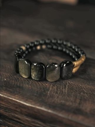 手链赛道文案素材 - 这款黄铜手链是原创个性设计的,男生女生都能戴,它是复古潮流风,上面的每一个珠子都很有质感。它还有个隐藏功能,可以自由调节大小,胖瘦的人都能戴。这是一款黄铜材质的手链,原创个性设计手串,男女皆宜,复古时尚。他的每一颗珠子都是精心打磨而成,可以自由拆卸,随意搭配。如果你喜欢,就点击下方链接购买吧!这款黄铜手链是原创个性设计,每一颗珠子都是精心打磨而成,有质感且不张扬,尽显低调奢华,无论是日常佩戴还是与手表迭代,都超有个性,时尚又复古。#黄铜手链 - 风儿优选作品