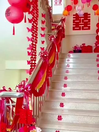 #创作灵感 结婚的时候楼梯扶手这样装饰一下,既喜庆又浪漫,幸福感满满! #婚礼用品 #结婚布置 #家有喜事 #备婚日常