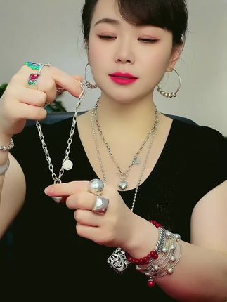 成年人的世界,路不好走。赶往更好的路上,不好听的话,就不听了;不想见的人,就不见了。人生短暂,匆匆数年,请记得把握今天,活在当下,把开心,变成习惯。#时尚饰品 #项链 #日常搭配分享 #银饰 #感谢抖音我要上热门 @抖音小助手