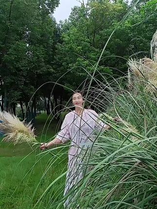 风轻轻的吹过,仿佛是大自然的低语。🌿站在这片绿意中,心也变得柔软起来。#大自然的美丽风景 #美美哒跳起来 !