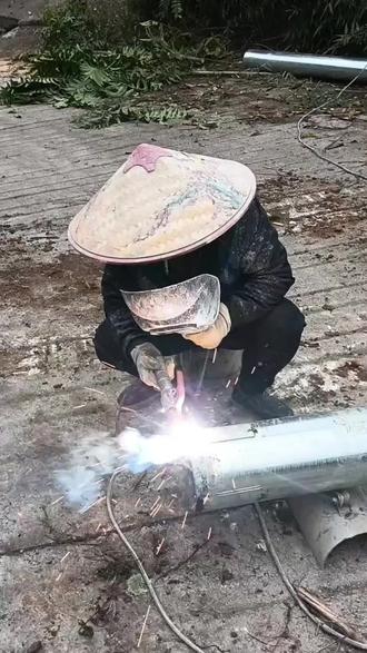 红金刚钻具全新启航,产品覆盖矿山爆破、水利建设、边坡锚固、油气钻探,光伏能源等钻孔领域,有着钻具行业30多年经验,全系列产品只为服务终端客户,是性价比最高的首选!欢迎点赞评论!#打井施工现场实拍 #跟管钻进 #水井钻机 #钻具 #边坡防护
