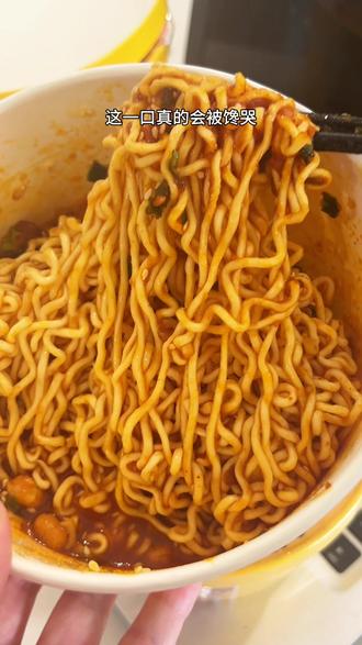 哇!是土豆泥火鸡面!每一根面条上都裹满了土豆泥和甜辣的火鸡酱 这谁能拒绝得了#火鸡面 #土豆泥火鸡面 #南山婆 #方便面