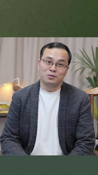 别直说遗憾,就没那么遗憾 如果你要写遗憾,就不能只写遗憾。贾谊写屈原,温庭筠写陈琳,杜甫写诸葛亮,李清照写项羽……他们写的都是别人,但每一句都在说自己。原来,遗憾是可以转移的。当你找到那个可以共情的遗憾,就不那么遗憾了#国学文化 #人文社科#读书 #诗词 #治愈