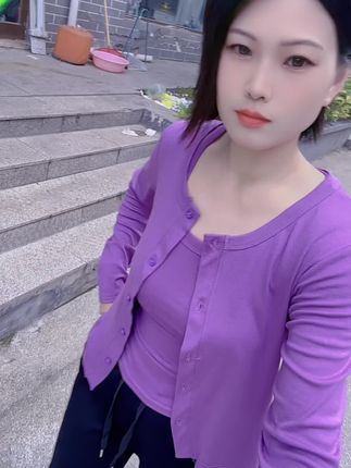“希望我们在不能赚大钱的日子里 能赚到比钱更珍贵的东西,不求所有的都能日子泛着光,只愿每天都承载着健康