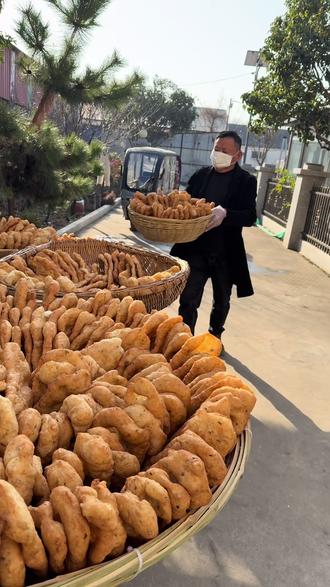 王四姐的大油馍,忙了一家子人啊,老王算是忙坏了,这样的弟弟你给打几分呢?#纯手工制作美食 #老面酵子#小时候味道 #家乡的味道