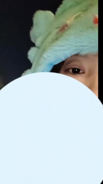 舍不得离开 舍不得你…在外面冻了一个小时实在是受不了,才恋恋不舍得走了…😭手给我冻通红,鼻涕都出来了😢#王俊凯 #话剧