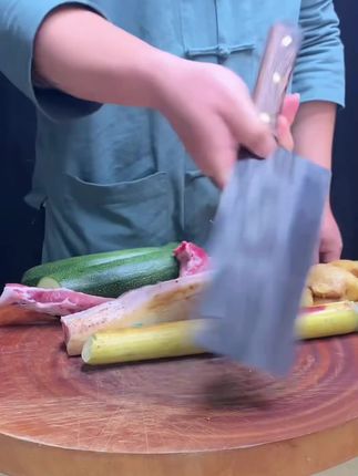 厨房怎么能少得了一把好刀。手工锻打打造,前切后砍#家用厨房菜刀 #砍切两用刀 #菜刀