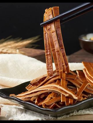 这个川渝家喻户晓的牛皮豆干你们吃过没?口感Q弹嫩滑,特别好吃,不管是用来炒肉 凉拌 烫火锅 都非常好吃下饭,还可以烤来吃哦~#川渝特产 #五香牛皮豆干 #豆制品 #家乡特色 #好吃到停不下来