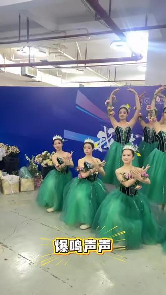 ✨『我就是滇风』盛典晚会花艺布置花絮
这次时时刻刻不仅承包了整个舞台的花艺布置,
还有超长看台花艺+50+人体花艺设计,
从繁花簇拥的舞台到每一位模特身上的灵动花饰,
每一处都是我们对美的极致表达。
用专业实力,为这场盛典注入了独属于云南的浪漫与力量。#我就是滇风 #花艺培训 #零基础花艺培训 #空间装置#花艺设计@时时刻刻-黎媛 @时时刻刻花艺学院小课堂 @时时刻刻艺术装置