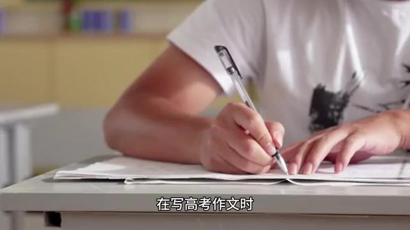 在写高考作文时,以下是一些需要避免使用的典型修辞手法:
1.过度夸张:使用过度夸张的修辞手法可能会使文章失去真实性和可信度。例如,使用“绝对”、“无与伦比”等词语来形容事物,可能会让读者感到不舒服。
2.过于华丽的词汇:使用过于华丽的词汇可能会使文章显得矫揉造作,不够自然。应该使用简洁、准确的语言来表达自己的观点。
3.陈词滥调:使用陈词滥调可能会使文章缺乏独特性和创新性。应该尽量避免使用过于常见的比喻、象征等修辞手法。
4.不恰当的比喻:使用不恰当的比喻可能会使读者感到困惑或不舒服。应该选择恰当、生动的比喻来表达自己的观点。
5.过度使用修辞手法:过度使用修辞手法可能会使文章显得杂乱无章,影响文章的整体效果。应该适量使用修辞手法,使其与文章的主题和内容相符合。
总之,在写高考作文时,应该使用简洁、准确、生动的语言来表达自己的观点,避免使用过于华丽、夸张或不恰当的修辞手法。同时,应该注意文章的整体效果和逻辑结构,使其具有说服力和可读性。#高考作文素材 #高中语文提分技巧