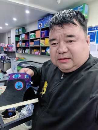 这款洗鞋液真的太好用了!我最近入手了一瓶,用了几次后,效果让我非常惊喜。首先,它的清洁力非常强,无论是鞋面的泥土、灰尘,还是鞋底的顽固污渍,都能轻松去除。而且,它还不会损伤鞋子的材质,无论是运动鞋、休闲鞋还是皮鞋,都可以放心使用。 其次,这款洗鞋液的香味也很赞,清新自然,不会像有些清洁产品那样有刺鼻的化学味。洗完鞋子后,鞋子会有一种淡淡的清香,非常舒服。
