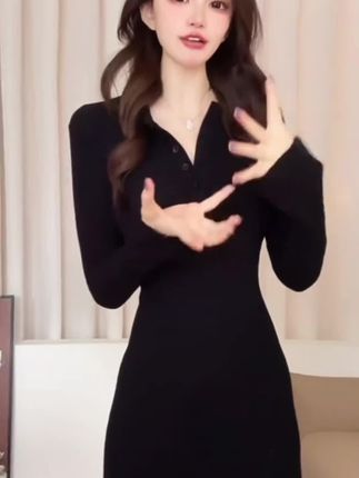 #裙子 秋季新款长袖连衣裙,修身剪裁显瘦不紧绷,温柔风大摆灵动飘逸,设计感喇叭袖增添精致感,长款版型遮肉显高挑,日常通勤或约会穿都百搭,轻松拿捏优雅气质。