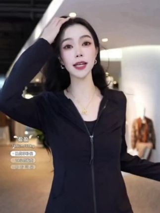 这条裤子还有谁没拥有呀 太好穿啦 哥弟果冻裤/悠悠裤/梦中情裤 1.舒适度 简单的剪裁加上好的面料,休闲舒适又不失时髦感,松紧腰头舒适的让你穿上身就不想脱下来。 2.设计卖点 高腰松紧带设计,有肉肉、吃多一点,都不束缚、轻松无压力 3.色 盘石灰:沉稳、百搭、时髦色系 4.质 面料QQ弹弹,垂坠感强,来回走动、抖动(展示)感觉似流水一般,云朵一样亲肤。 不起静电,不沾灰,不沾毛,不打褶皱,不鼓包包 5.型 直筒裤型、包容各种腿型、身形。