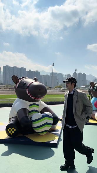 香港周末新玩法!沙田马场绅士暴走记
解锁看🏇体验,果然好看好吃又好玩~
🔔入场人士须年满18周岁
🔔赛事通常周末及公众假期进行;首场赛事开跑前2小时开始入场,至尾场赛事
#时尚赛马日 #赛出风格 #沙田马场 #天马驿 #香港旅游