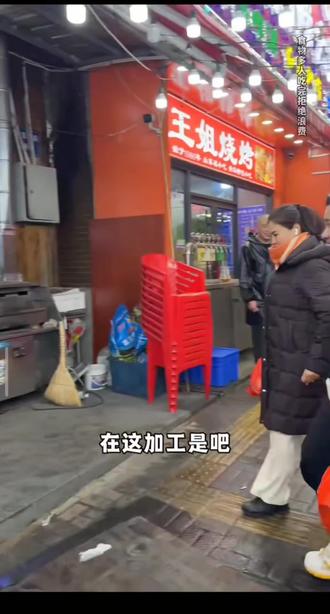 大龙带你去山东青岛营口路海鲜市场大姨家海鲜吃到爽是什么感觉。#海鲜大餐 #抖音美食推荐官