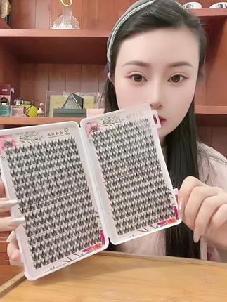 姐妹们快来看这个超美的睫毛书!它里面都是浓密款的单簇胶水款,非常适合新手贴,而且还是大容量的懒人漫画芭比专用款,上眼效果超级好,喜欢的姐妹赶紧去拍吧!