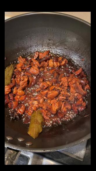 香菇爆汁鸡腿滑嫩🥹超简单热乎乎低卡卤肉饭 3分钟快速泡发香菇:干香菇冲洗后加入开水,微波炉大火转3分钟,就能快速泡发变软。中间梗还会有点硬,我还要烧所以没关系,立马要吃的话再热久一点。
用鸡腿肉不仅热量低还不用长时间卤肉咯~在国内可以买去骨鸡腿肉,留子就用剪刀或小刀沿着骨头划,两头都是筋直接剪掉,就能快速去骨。不减脂可以换成五花肉卤久一点。
洋葱,鸡腿肉,香菇切丁,爆香洋葱,下鸡腿肉和香菇翻炒,用锅铲托底,淋入1圈老抽,2圈生抽,1勺蚝油,1些0卡糖。
加入泡香菇的水,2个八角,1小段桂皮,2片香叶,撇去浮沫,直接开盖大火收汁。青菜焯水。
煮个温泉蛋:开水烫30秒可生食鸡蛋,加入3分之一冷水盖盖焖7分30秒。
收到汤汁粘稠,就可以打饭开吃~
#减脂期食谱分享 #创作者中心 #创作灵感 #减脂 #留学生