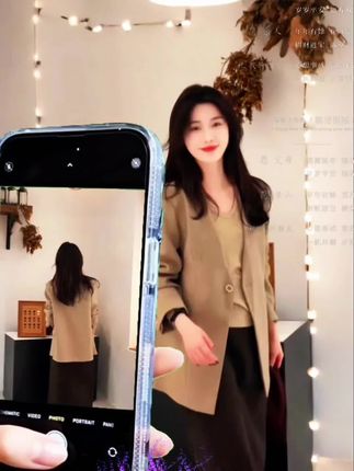 2025早秋季新款女韩系穿搭高级感西装外套吊带上衣高腰显瘦半 #通勤穿搭如何摆脱土气感 #穿出高级感#谁穿谁好看#早秋穿搭#时尚@DOU+小助手