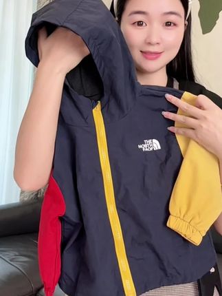 秋天就要给孩子穿这种冲锋衣,真的太酷了!拉链很顺滑,可以随意调节,穿上身好看又百搭,而且还是防水透气的面料,不用担心会闷热,宝宝运动也轻松自如,喜欢就赶紧入手吧!#早秋新款 #冲锋衣 #萌娃穿搭 #高品质童装 #外套