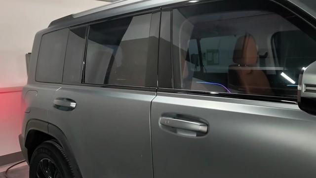 哈弗猛龙用车体验与极致收纳! 哈弗猛龙提车半月的用车体验,动力百公里6秒嘎嘎猛,方盒子造型我个人非常喜欢,油耗市区馈电油耗4~5个左右,高速6~7个左右(时速100~130区间)市区的纯电续航达成率还不错自己实测能达到百分之90以上。但空间相对来说比较小,我身高185主驾位置毫无压力,后排乘坐膝盖离前排还有两拳距离。顶配后备箱有低音炮,空间的话相对就稍微小了一点,所以做了极限收纳。总体来说很推荐。#买新能源suv就选哈弗 #哈佛猛龙hi4实测油耗 #哈弗猛龙phev外观 #哈弗猛龙phev外观 #哈弗猛龙phev买哪个配置