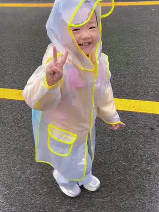 新的一周开始啦~ 小朋友对上幼儿园一点也不抗拒了 碰上下雨天☔️穿上可爱的小雨衣去上学啦🎒#日常生活 #下雨天 #上幼儿园 #雨衣 #记录生活