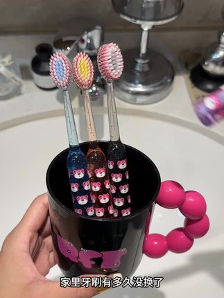 总感觉牙齿刷不干净的可以试试这款,#山型凸面牙刷  真的巨好用,用一次就爱上了!关键现在手4支,刷得又快又干净,好用还不贵!#牙刷#牙刷推荐 #清洁牙齿#实用好物