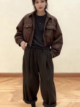 秋冬想穿得高级又不费劲?这套深棕松弛感穿搭直接封神!短款夹克显高藏肉,阔腿裤垂感能拖地,加绒款贴肤就暖,配个项链秒变韩系欧尼!不管是通勤还是出街,随便一穿都是‘毫不费力的时髦’,这波闭眼冲!