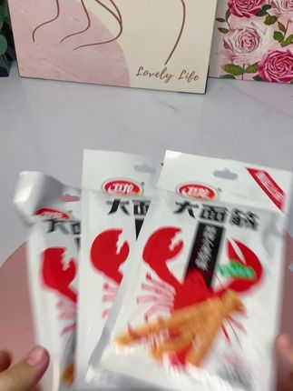 赶紧来薅卫龙辣条的大羊毛,小龙虾口味,到手这个价居然这么多,真的好吃又划算!#辣条 #好吃到停不下来 #卫龙 #解馋#追剧小零食